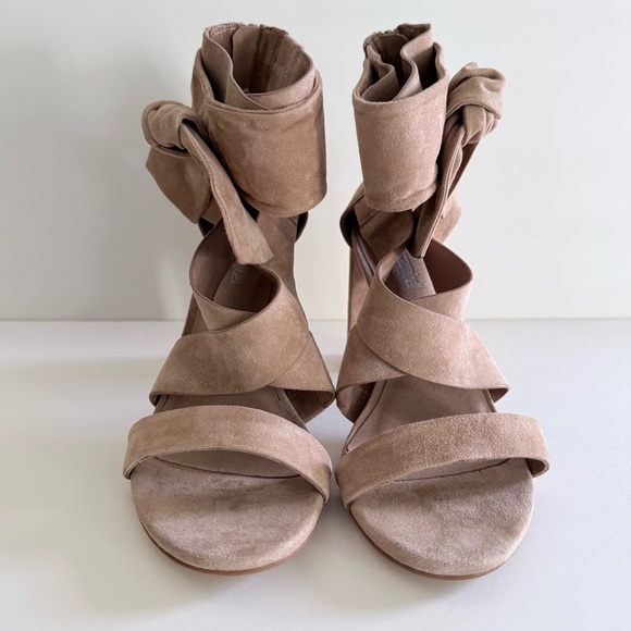 JEFFREY CAMPBELL || Tan Bow-Bow High Heel Sandals. Sz. 8.5 - Picture 4 of 11